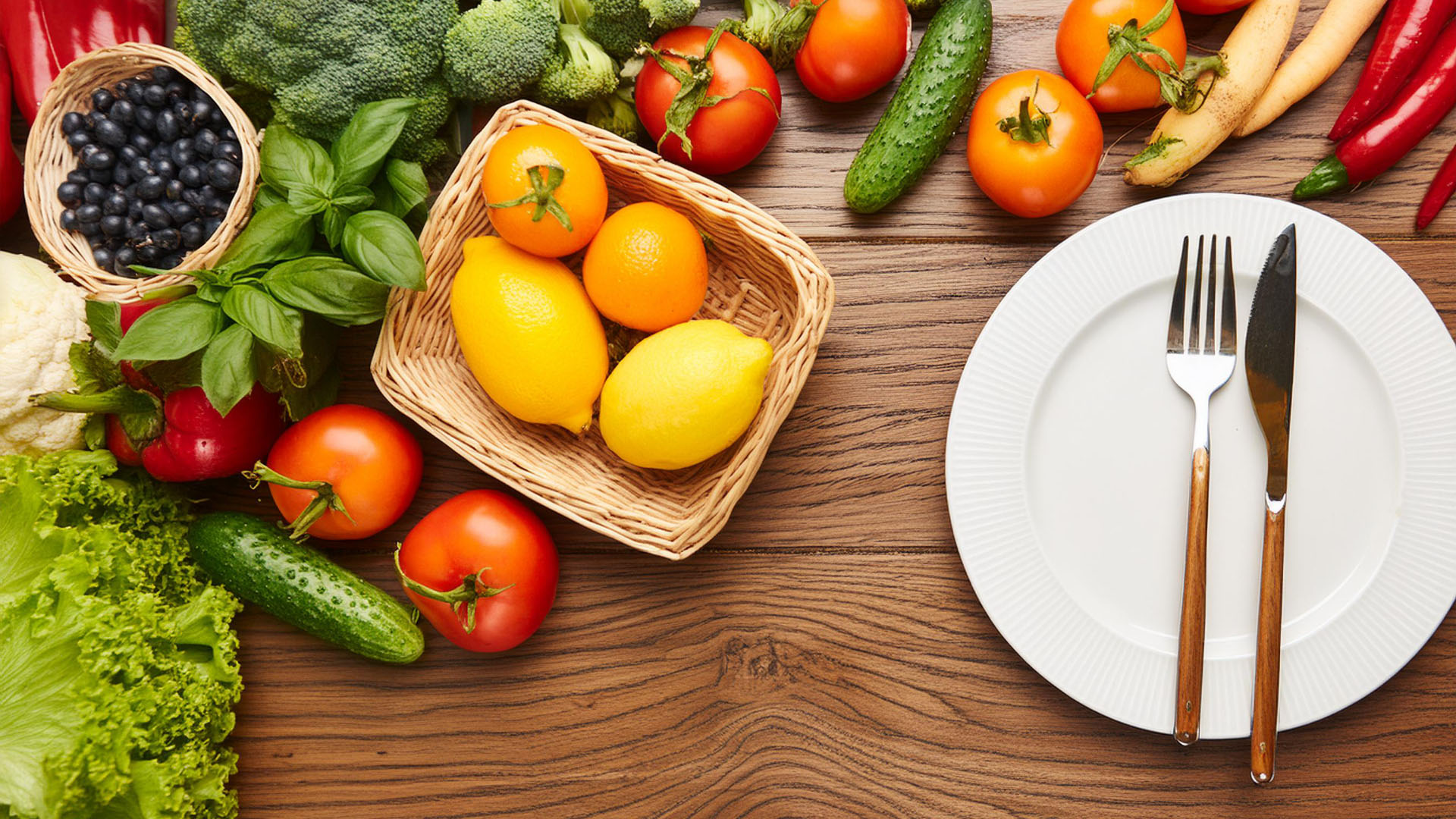 Lautasmallissa lautanen täytetään puoliksi kasviksilla